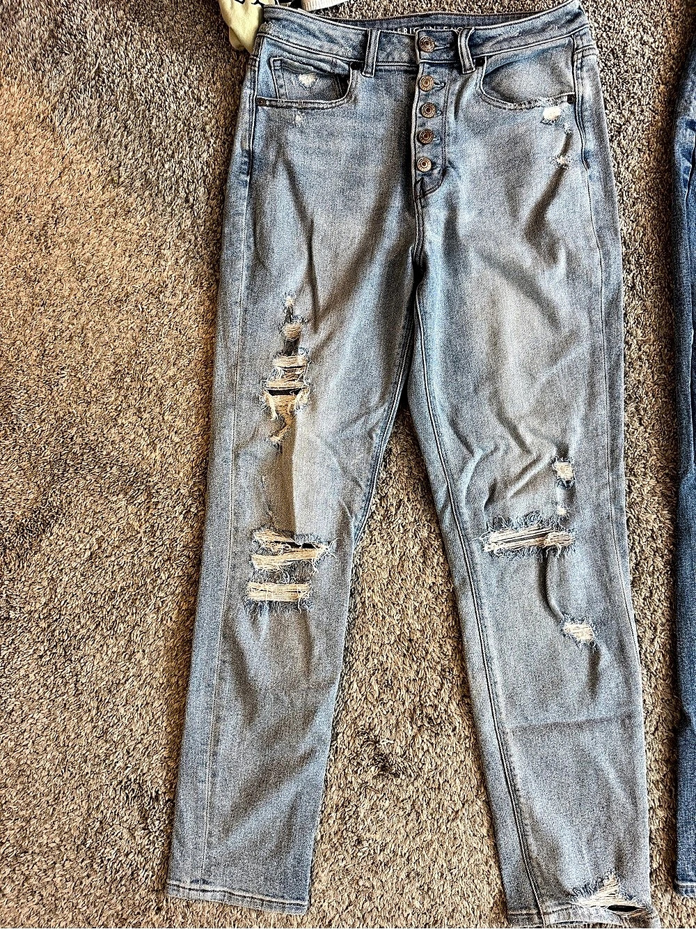 Distressed Straight Leg Jeans in Blue